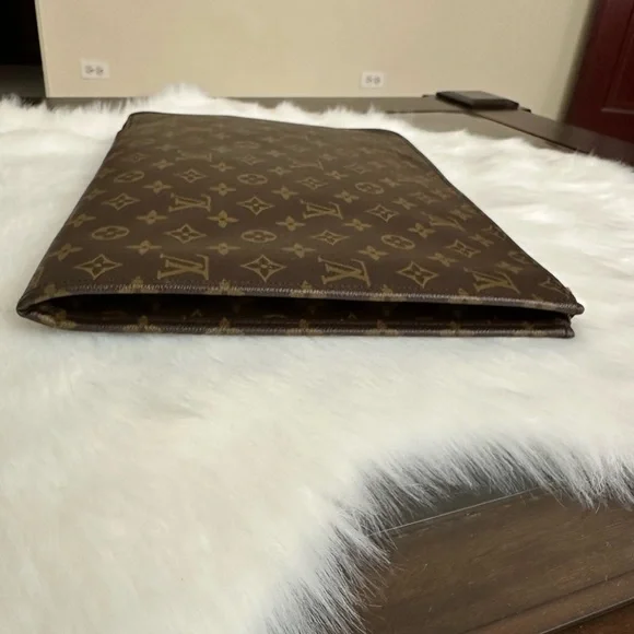 Auth Stunning Porte Clutch